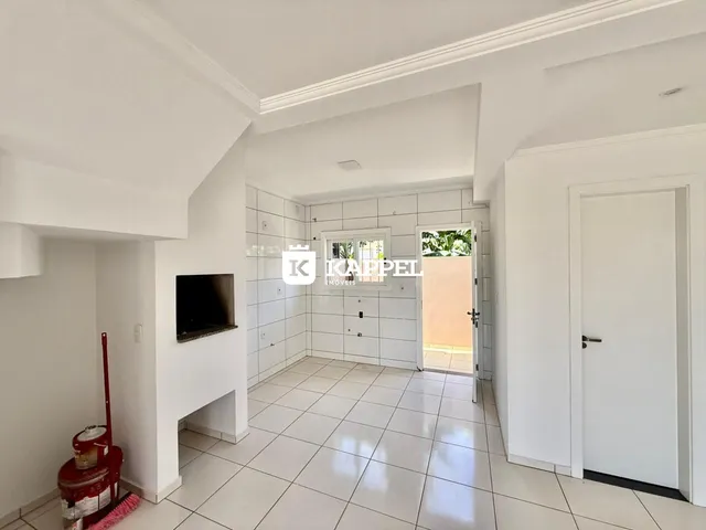 Foto de uma sala de estar clara com piso de cerâmica e acesso a área externa.