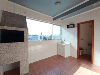 Sala de estar com janela para a vista da cidade.