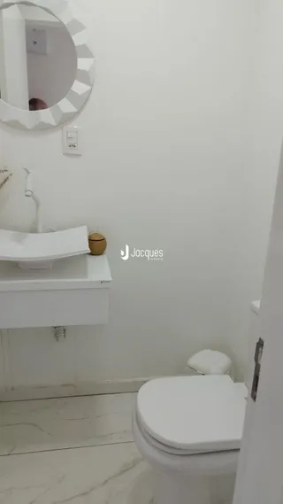 Foto de um banheiro interno com vaso sanitário branco.