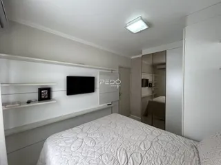 Quarto com cama e estante em um apartamento.