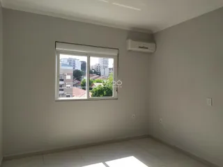 A sala apresenta paredes brancas e piso de cerâmica.
