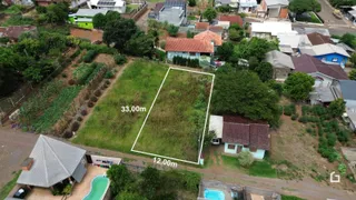 Vista aérea de um lote de terreno com área gramada.