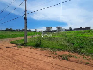 Vista da propriedade em Lajeado, Brasil, mostrando a área externa e o terreno.