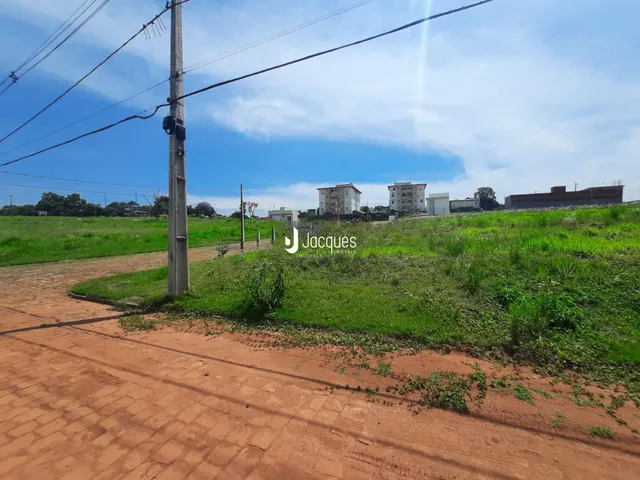 Vista da propriedade em Lajeado, Brasil, mostrando a área externa e o terreno.