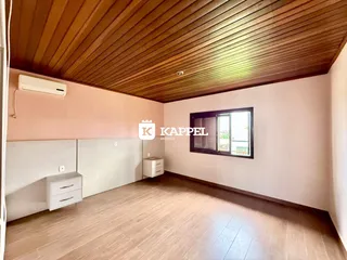 Foto de um cômodo interno com piso de madeira e teto de madeira.