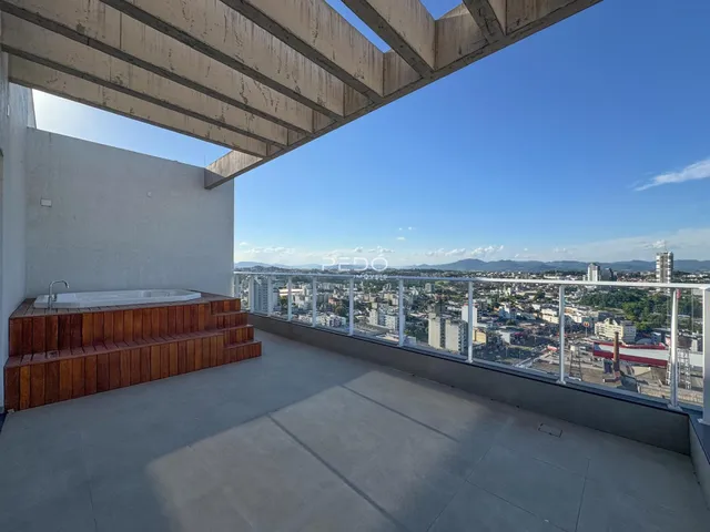 Uma varanda com vista panorâmica da paisagem urbana.