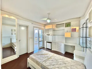 Quarto com armário e acesso à área da cozinha.
