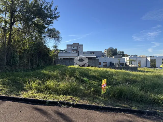 Vista externa de um imóvel em Lajeado, Brasil, com vegetação no primeiro plano.