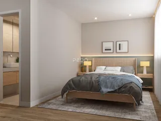 Quarto moderno com cama de madeira e decoração neutra.