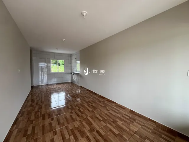 Hall de corredor com piso de madeira no imóvel.