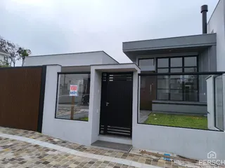 Fachada moderna de uma residência em Lajeado, Brasil, mostrando o portão e a entrada.