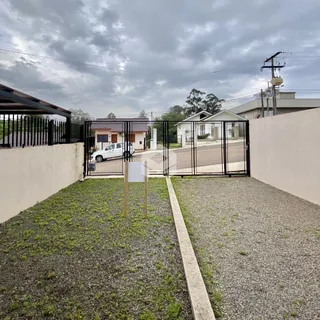 Vista da fachada de uma propriedade com muro e portão em Lajeado.