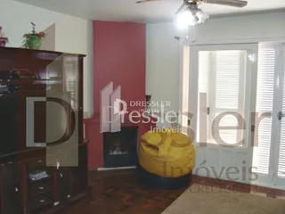 Sala de estar com piso de madeira e lareira.