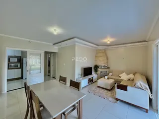 Sala de estar e jantar de um imóvel em Lajeado, Brasil.