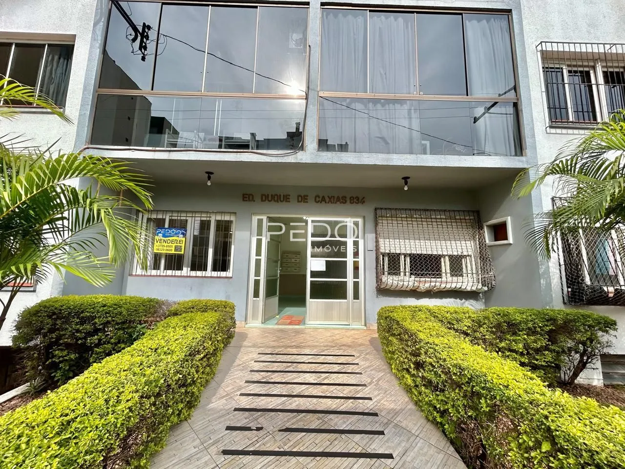 Fachada de um imóvel na Rua Duque de Caxias, apresentando jardim e entrada.