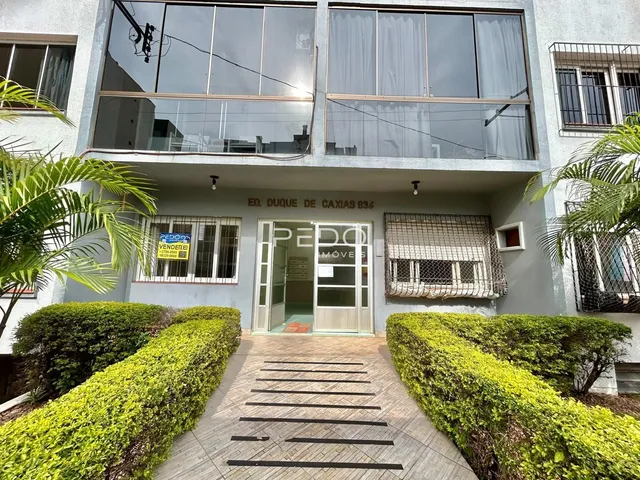 Fachada de um imóvel na Rua Duque de Caxias, apresentando jardim e entrada.