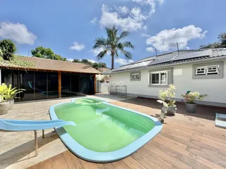 Vista da piscina e deck de madeira de uma residência em Lajeado.