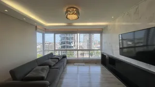 Sala de estar moderna com piso de madeira e grande janela.