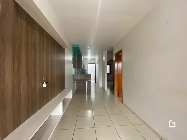 Corredor interno de um imóvel com piso de cerâmica e revestimento de madeira.