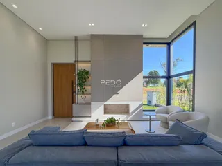 Sala de estar moderna com grande janela e decoração contemporânea.