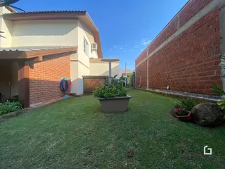 Fachada de uma residência com jardim gramado em Lajeado, Brasil.