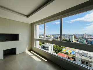 Ambiente interno com grandes janelas oferecendo uma vista panorâmica da paisagem urbana.