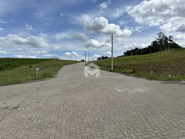 A estrada de paralelepípedos leva a uma área de colinas verdes no exterior da propriedade.