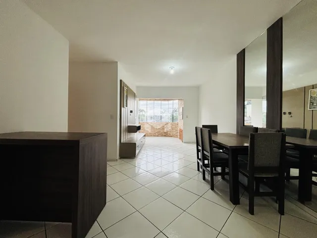 Ambiente interno de uma sala de jantar com piso de cerâmica clara.