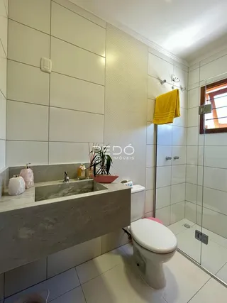 Foto de um banheiro moderno com revestimento de cerâmica branca.