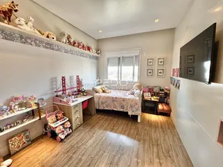 Quarto com cama e estantes decoradas em um apartamento.