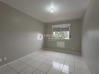Ambiente interno com piso de cerâmica e paredes brancas.