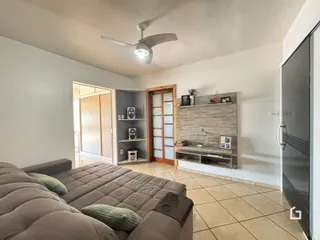 Sala de estar com sofá e armários em um apartamento.