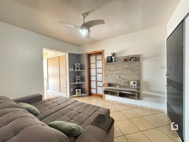Sala de estar com sofá e armários em um apartamento.