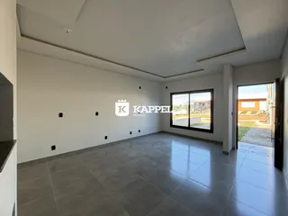 Sala de estar com piso de cerâmica e grande janela que oferece vista externa.