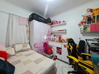Quarto com cama e guarda-roupa em ambiente interno.