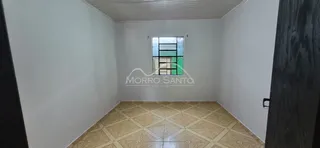 Interior de uma sala com piso de cerâmica e janela em um imóvel.