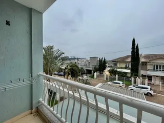 Vista da fachada de uma residência em Lajeado, Brasil, com grade de segurança.