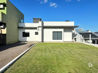 Fachada de uma casa moderna com jardim gramado em Lajeado, Brasil.