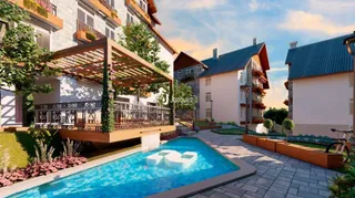 Vista da fachada de uma casa com piscina e área externa em Lajeado.