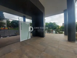 Área de convivência com piso de cerâmica em uma propriedade em Lajeado, Brasil.
