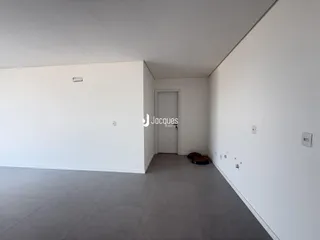Hall de entrada com paredes brancas e piso cinza claro.