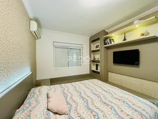 Quarto interno com cama e janela em um imóvel no Brasil.