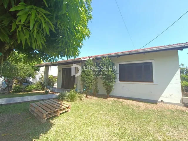 Fachada de uma casa em Lajeado, Brasil, com jardim gramado.