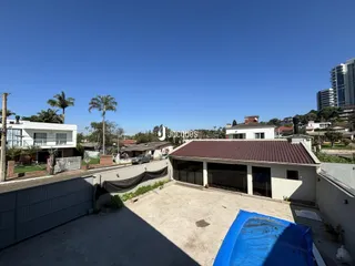 Vista externa de uma residência em Lajeado, Brasil, com um pátio ao fundo.