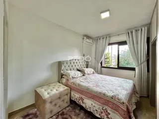 Quarto com cama e janela em um imóvel no Brasil.