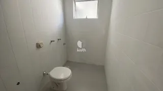 Foto interna de um banheiro com paredes brancas e piso claro.