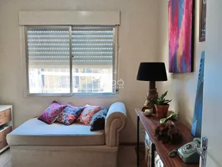 Sala de estar com janela e sofá em ambiente residencial.