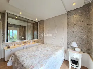 Quarto com cama e espelho em ambiente interno.