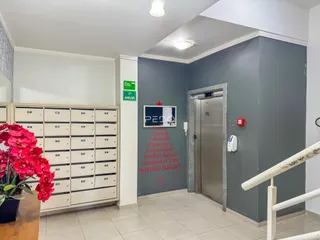 Hall de entrada com armários embutidos e parede cinza.