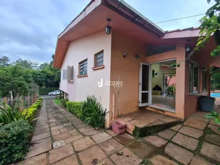 Fachada de uma casa em Lajeado, Brasil, com jardim e calçada.